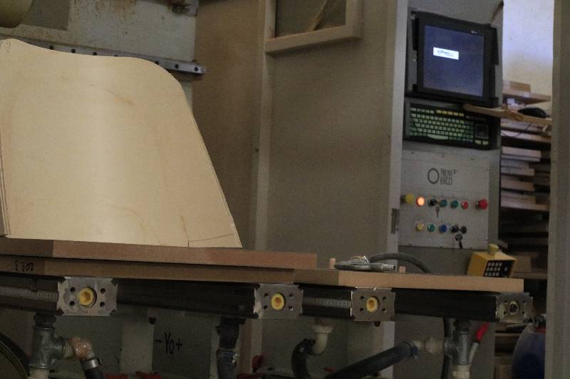 Carcasa proformada con maquina CNC en INOU fábrica de mobiliario de hostelería
