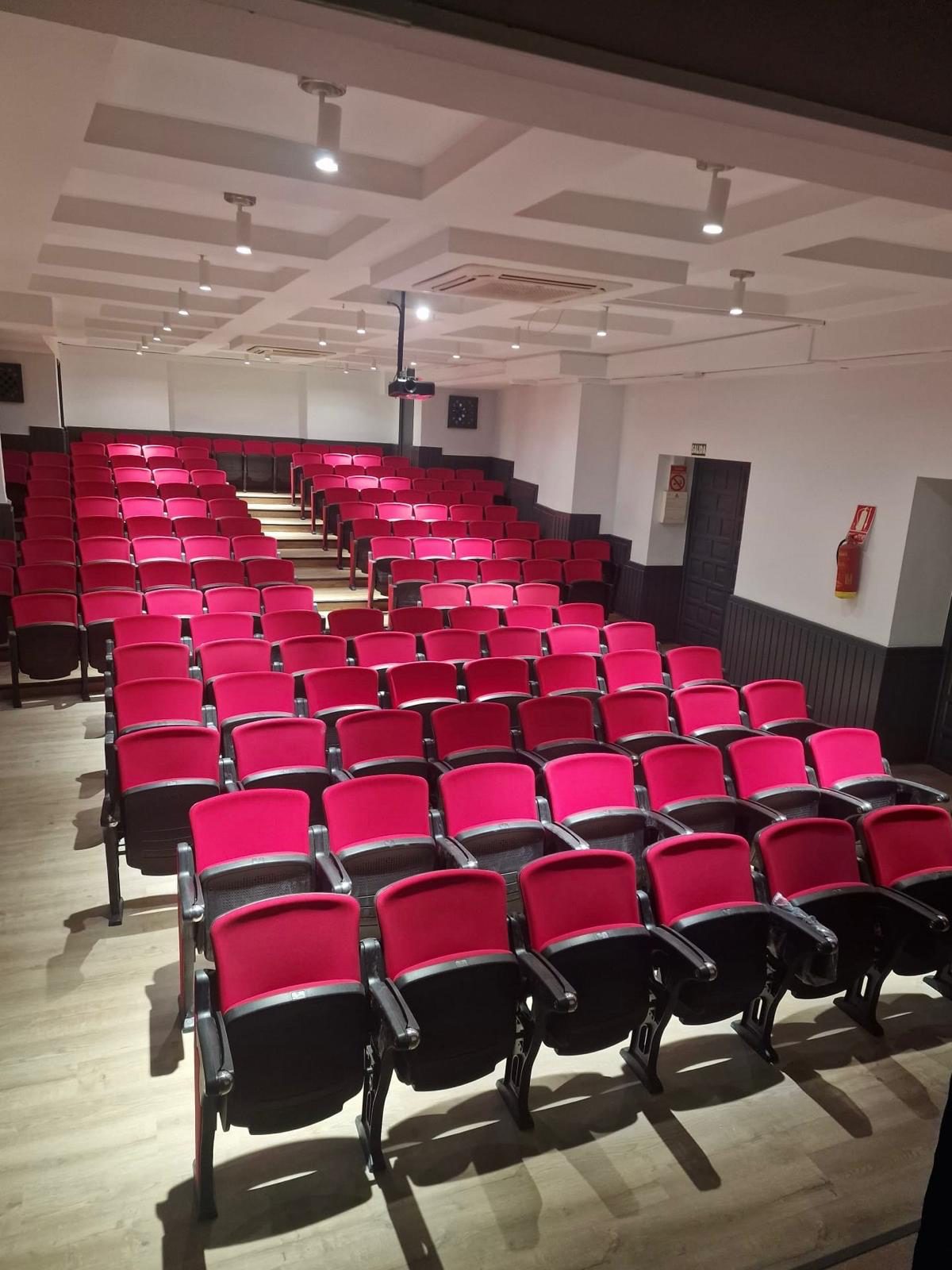 Salón de actos de la Escuela de Artes de Motril con butacas nuevas de uso intensivo, mobiliario INOU