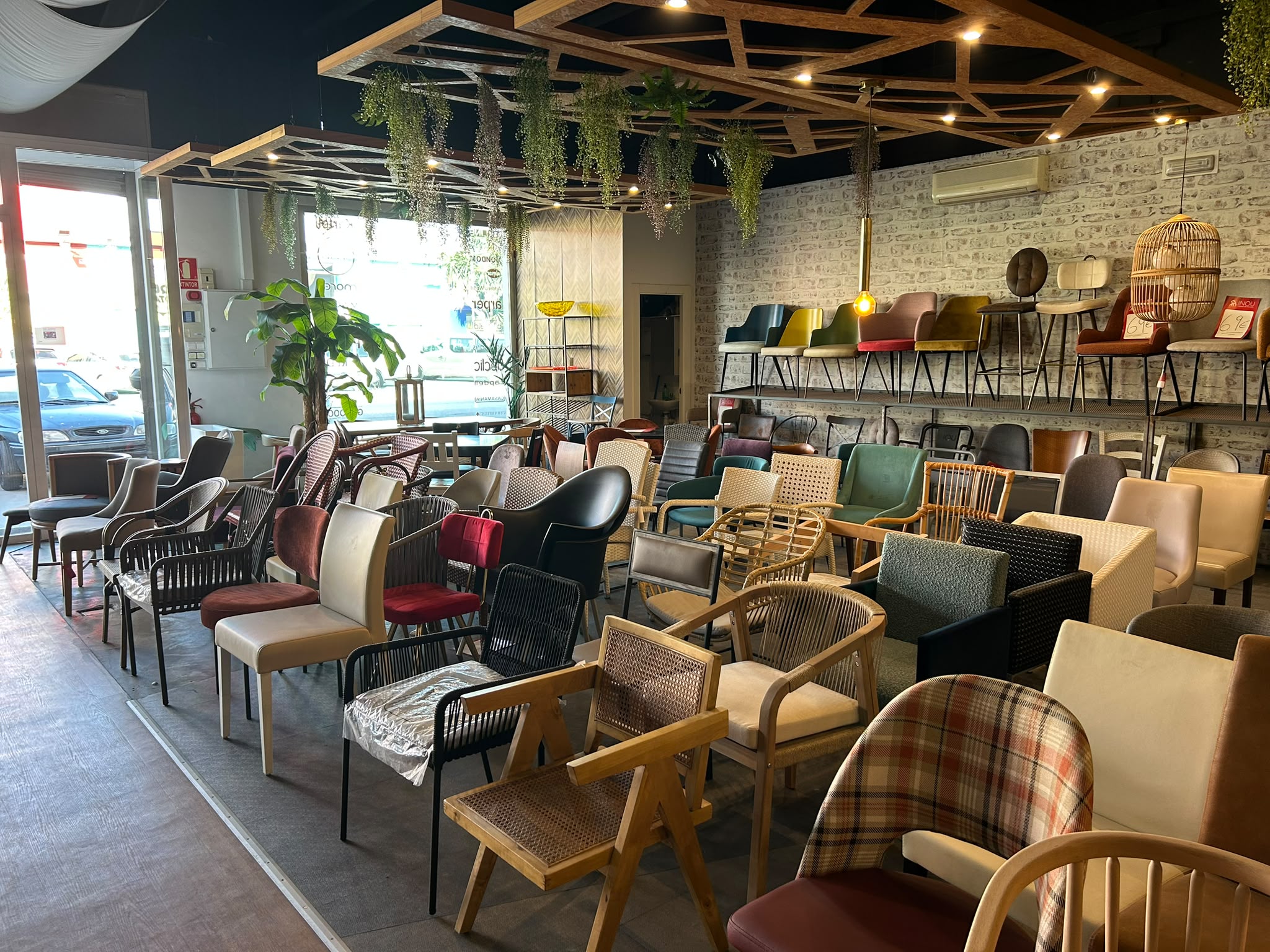 Exposición de sillas y sillones para hostelería en el showroom de INOU Málaga