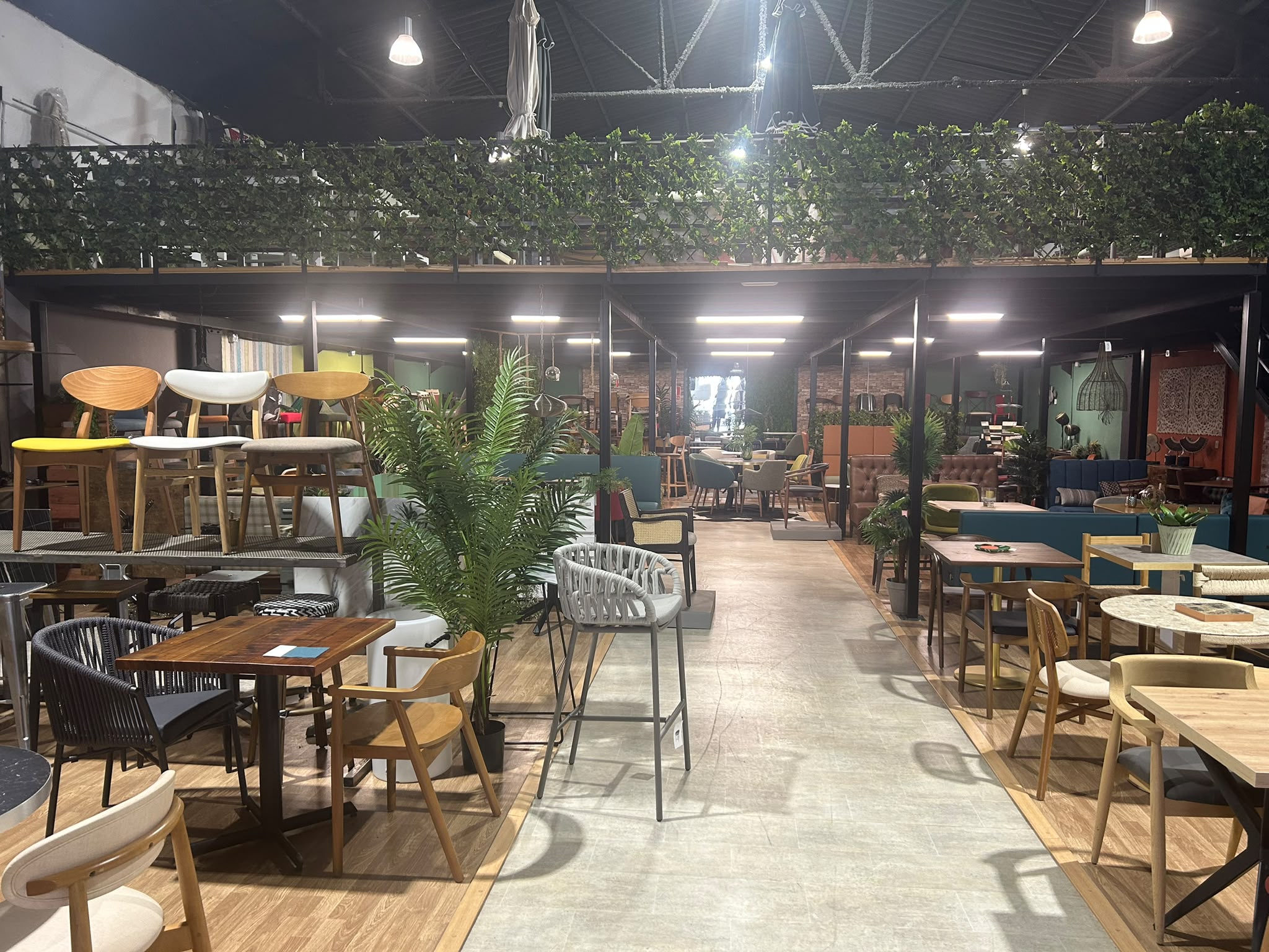 Zona de exposición de mobiliario de hostelería en el showroom de INOU